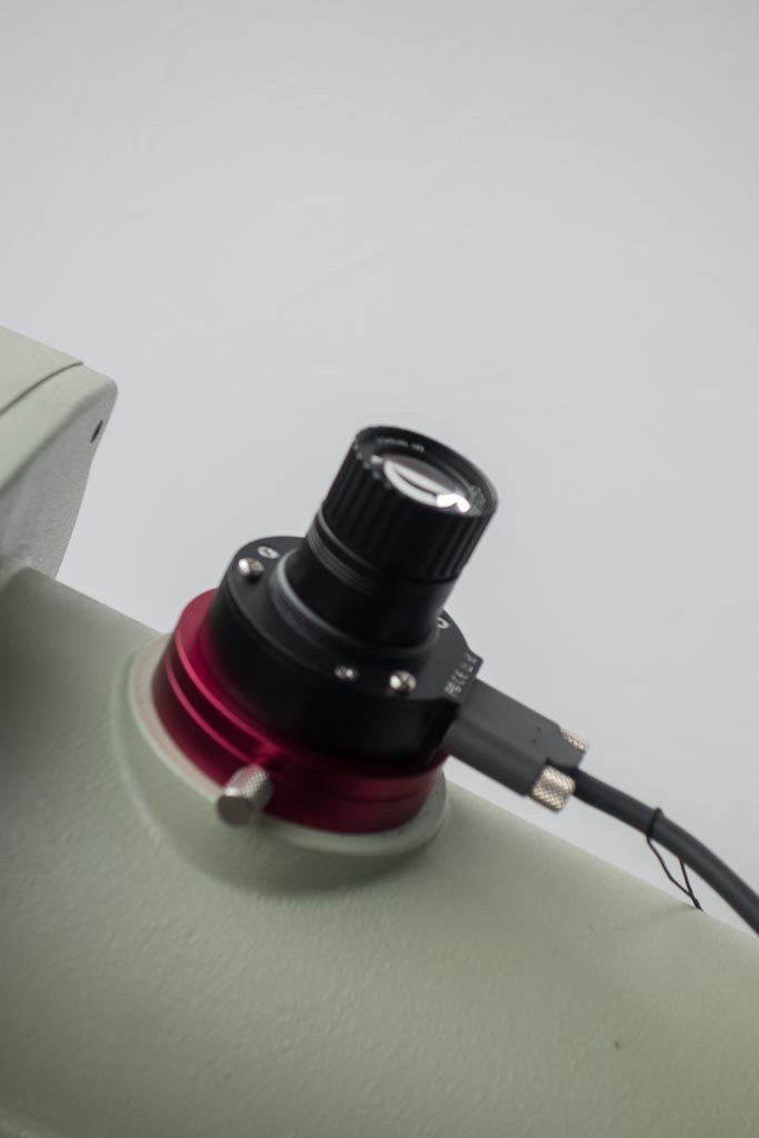 QHY PoleMaster Objektiv offengelegt auf EM400